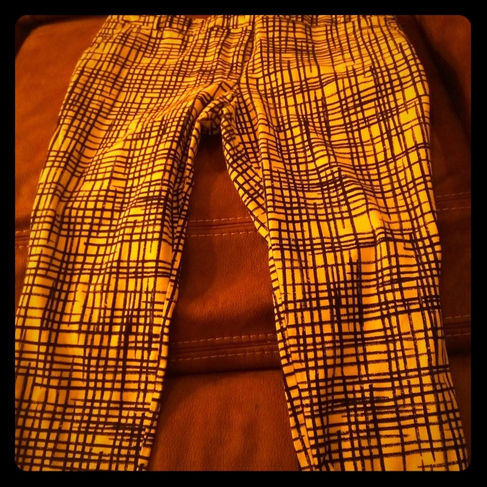 Like new! B/W graphic print ankle pant